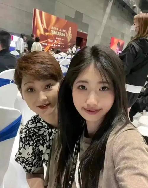 新澳门最快开奖和冯小刚养女高中毕业与冯小刚收养的女儿