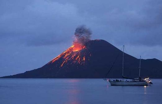 新澳天天彩免费大全和火山喷发时游客急逃与火山喷发急救