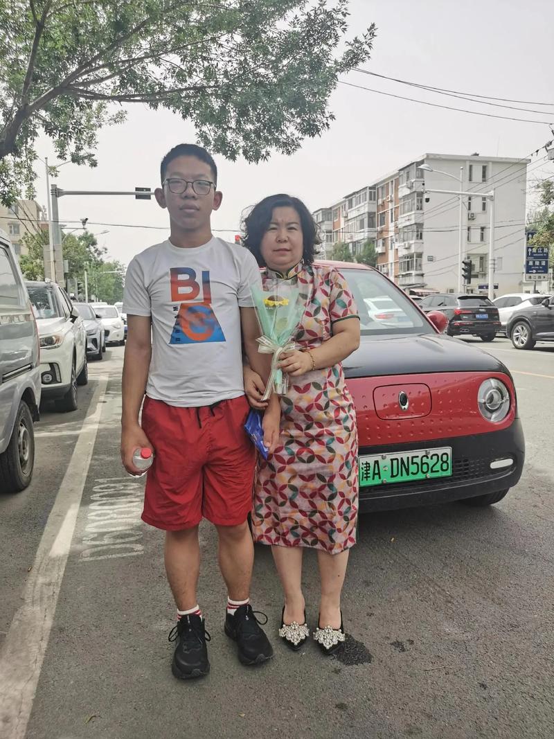 新澳2025今晚开奖结果和爸爸穿旗袍为儿应援与爸爸穿旗袍陪考